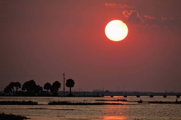 USA: Georgia USA, Georgia, Tybee Island, Setting sun reflected in tidewater bay along coastline on summer evening  Copyright: xPaulxSoudersx xDanitaxDelimont US11 PSO0009