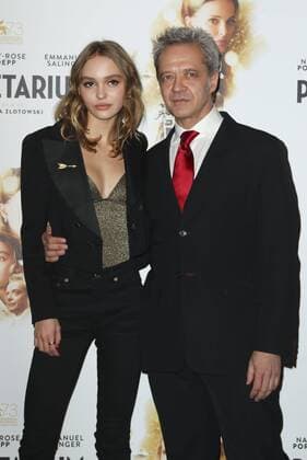 Lily Rose Depp, Emmanuel Salinger - Photocall Film Planetarium - Paris - 08 11 2016 GwendolineLeGoff Panoramic 