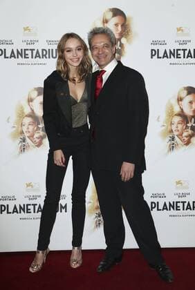 Lily Rose Depp, Emmanuel Salinger - Photocall Film Planetarium - Paris - 08 11 2016 GwendolineLeGoff Panoramic 