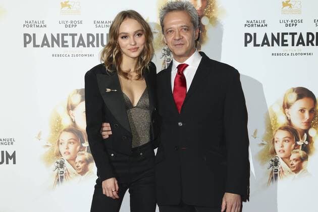 Lily Rose Depp, Emmanuel Salinger - Photocall Film Planetarium - Paris - 08 11 2016 GwendolineLeGoff Panoramic 