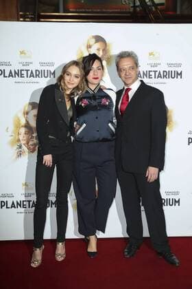 Lily Rose Depp Rebecca Zlotowski Emmanuel Salinger - Photocall Film Planetarium - Paris - 08 11 2016 GwendolineLeGoff Panoramic 