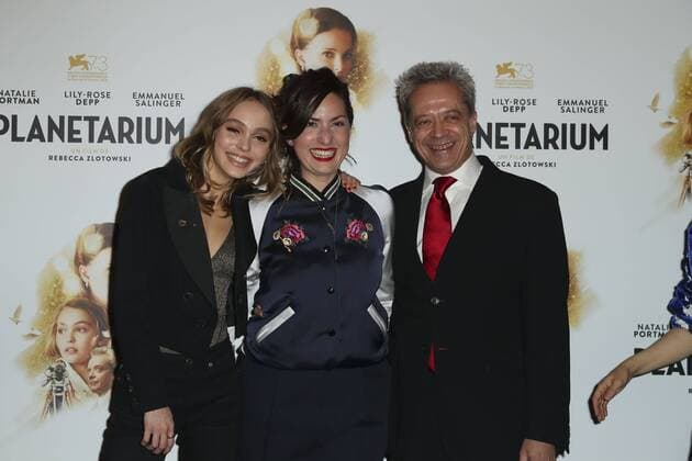 Lily Rose Depp Rebecca Zlotowski Emmanuel Salinger - Photocall Film Planetarium - Paris - 08 11 2016 GwendolineLeGoff Panoramic 