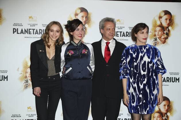 Lily Rose Depp Rebecca Zlotowski Emmanuel Salinger Amira Casar - Photocall Film Planetarium - Paris - 08 11 2016 GwendolineLeGoff Panoramic 
