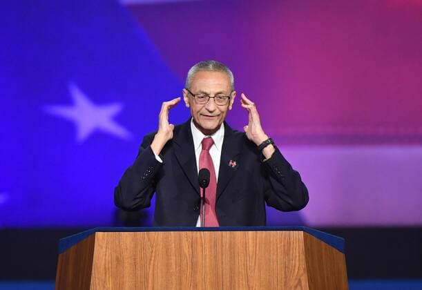 USA-Wahlen - Clintons Wahlkampfmanager John Podesta gibt Statement ab John Podesta, chairman of the 2016 Hillary Clinton presidential campaign, calls an end to Democratic presidential candidate Hillary Clinton s election night rally at the Javits Center in New York on November 8, 2016. Podesta told everybody to go home at get some sleep.  NYP20161108860 KEVINxDIETSCH