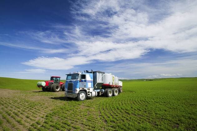 IMAGO Nature: Unsere Erde, Klimawandel, Ernährung, Pflanzen der Zukunft, Linse USA, Idaho, Palouse Country, Truck and Tractor preparing to Work Lentil Field  Copyright: xTerryxEggersx xDanitaxDelimont US13 TEG0024