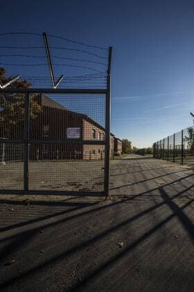 Ray Barracks, Friedberg, Bild x von 6 Friedberg, (für LOK), 31.10.2016 Ray Barracks, Friedberg, im Bild: Außenansicht Ray Barracks, Eingang, Zugang, Am Dachspfad Ecke Am Wartfeld,