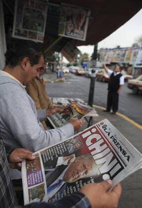 USA-Wahlen - Zeitungen in Mexiko verkünden Trumps Wahlsieg People reads the newspapers after the Trump s victory in Guadalajara, Mexico on 09 November 2016. After Donald Trump was confirmed as the US elected President, the price of the Mexican Peso weakened to 20 pesos per dollar. USA elections aftermath in Mexico !ACHTUNG: NUR REDAKTIONELLE NUTZUNG!  20161109-636143102765511054
