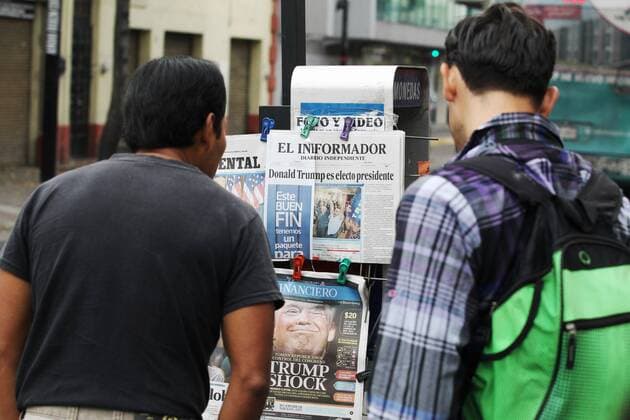 USA-Wahlen - Zeitungen in Mexiko verkünden Trumps Wahlsieg People reads the newspapers after the Trump s victory in Guadalajara, Mexico on 09 November 2016. After Donald Trump was confirmed as the US elected President, the price of the Mexican Peso weakened to 20 pesos per dollar. USA elections aftermath in Mexico !ACHTUNG: NUR REDAKTIONELLE NUTZUNG!  20161109-636143104009018938
