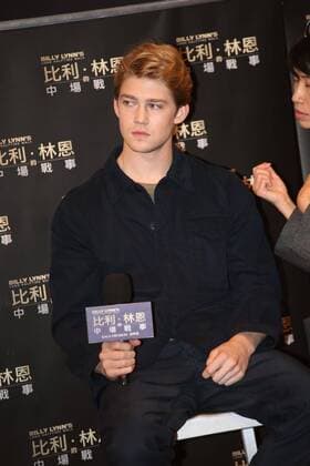 HONG KONG, CHINA - NOVEMBER 09: British actor Joe Alwyn attends the premiere of Ang Lee s film Billy Lynn s Long Halftime Walk on November 9, 2016 in Hong Kong, China.  CFP495245837