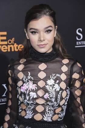Cast member Hailee Steinfeld attends the premiere of The Edge of Seventeen held at the Regal LA Live in Los Angeles on November 9, 2016.  LAP20161109110 PHILxMcCARTEN