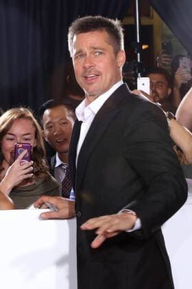 Allied Filmpremiere in Los Angeles LOS ANGELES - NOV 9: Brad Pitt, Fans at the Allied Fan Screening at the Village Theater on November 9, 2016 in Westwood, CA  Copyright: xKathyxHutchinsx xIPAx