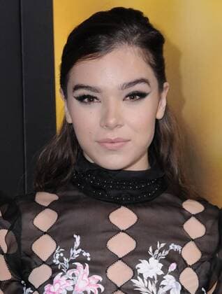 November 9, 2016 - Los Angeles, CA, United States - 09 November 2016 - Los Angeles, California. Hailee Steinfeld. Screening Of STX Entertainment s The Edge Of Seventeen at Regal LA Live Stadium 14. Photo Credit: AdMedia Los Angeles United States - ZUMAa123 20161109_zaa_a123_390