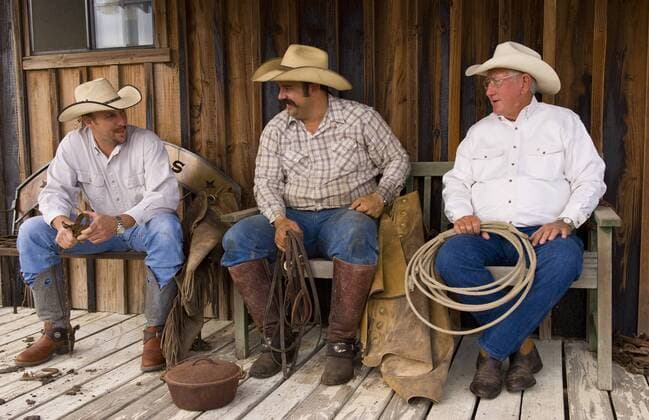 North America, USA. Cowboys relaxing and talking on the porch  Copyright: xBillxBachmannx xDanitaxDelimont US52 BBA0051