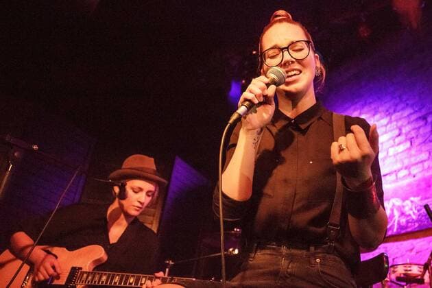 Buchpremiere: Myriam von M stellt am 08.11.2016 im Bassy Club in Berlin ihr Buch - Fuck Cancer - vor. Stefanie Heinzmann spielt im Rahmen der Buchpremiere ein Unplugged-Konzert. Buchpremiere - Myriam von M in Berlin