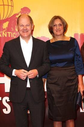 Hamburgs Bürgermeister Olaf Scholz und seine Ehefrau Britta Ernst bei der Hinterm Horizont Musical Premiere am 10.11.2016 in Hamburg Hinterm Horizont Musical Premiere in Hamburg, 2016 