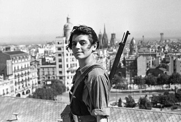 File picture dated on 21 July 1936 that shows the armed militias woman Marina Ginesta member of the Comunist Catolonian Young member (JSU in Spanish symbols) posing in the Colon s hotel terracein Barcelona, Catalonia, Spain. Marina Ginesta has died last monday 6 January 2014 at 94 years old, but her image was one of the iconic pictures of the Spanish Civil War (1936-1939). MARINA GINESTA MEMBER OF THE COMUNIST CATOLONIAN YOUNG MEMBER DIES AT 94 Y.O. !ACHTUNG: NUR REDAKTIONELLE NUTZUNG!  635247168125812904