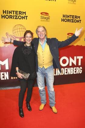 Djamila Mendil und Wolfgang Fierek bei der Premiere des Musicals Hinterm Horizont im Operettenhaus. Hamburg, 10.11.2016 Foto:xH.xHartmannx xFuturexImage