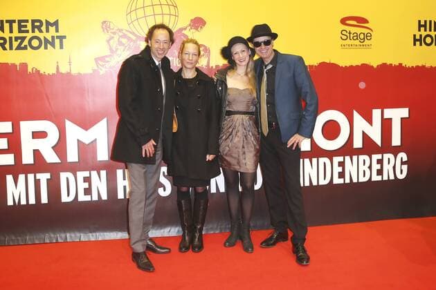 Gerrit Braun mit Gattin Nicky und Frederik Braun mit Gattin Johanna bei der Premiere des Musicals Hinterm Horizont im Operettenhaus. Hamburg, 10.11.2016 Foto:xH.xHartmannx xFuturexImage