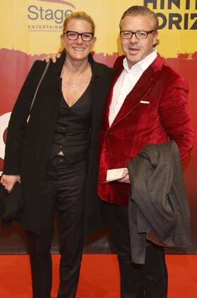 Thomas Collien mit Belgeitung bei der Premiere des Musicals Hinterm Horizont im Operettenhaus. Hamburg, 10.11.2016 Foto:xgbrcix xFuturexImage