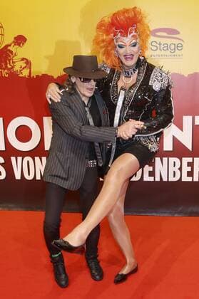Udo Lindenberg und Olivia Jones bei der Premiere des Musicals Hinterm Horizont im Operettenhaus. Hamburg, 10.11.2016 Foto:xgbrcix xFuturexImage