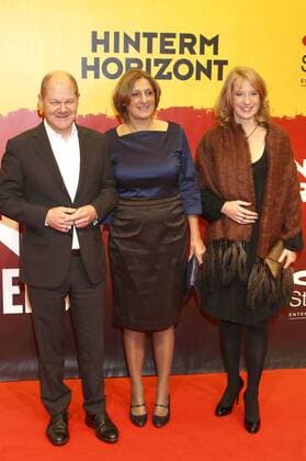 Olaf Scholz, Britta Ernst und Uschi Neuss bei der Premiere des Musicals Hinterm Horizont im Operettenhaus. Hamburg, 10.11.2016 Foto:xgbrcix xFuturexImage