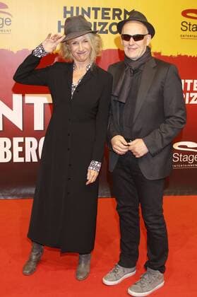 Gabi Bauer mit Begleitung bei der Premiere des Musicals Hinterm Horizont im Operettenhaus. Hamburg, 10.11.2016 Foto:xgbrcix xFuturexImage