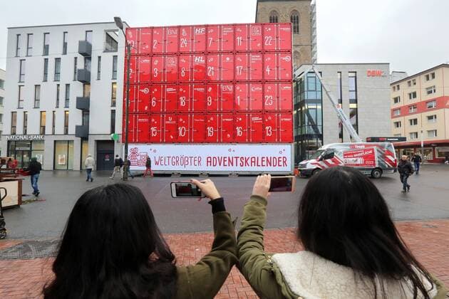 Weltgrößter freistehender Adventskalender aus 30 Schiffscontainern wir in Dortmund vor der evang. Petrikirche aufgebaut. 15 x 13 Meter groß und 64 Tonnen Gesamtgewicht. Ab dem 1.Dezember wird dann täglich um 17:30 ein Christkind von einem Hubsteiger aus ein Tor öffnen. Der Verein „Kinderlachen hat Dortmunder Firmen als Sponsoren zum Container- Ankauf gewonnen, deren Geld in die Hilfsprojekte des Vereins läuft. Dortmund, 11.11.2016
