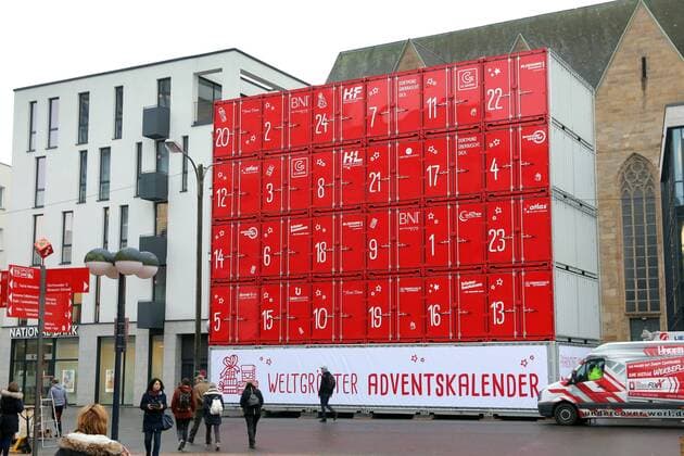 Weltgrößter freistehender Adventskalender aus 30 Schiffscontainern wir in Dortmund vor der evang. Petrikirche aufgebaut. 15 x 13 Meter groß und 64 Tonnen Gesamtgewicht. Ab dem 1.Dezember wird dann täglich um 17:30 ein Christkind von einem Hubsteiger aus ein Tor öffnen. Der Verein „Kinderlachen hat Dortmunder Firmen als Sponsoren zum Container- Ankauf gewonnen, deren Geld in die Hilfsprojekte des Vereins läuft. Dortmund, 11.11.2016
