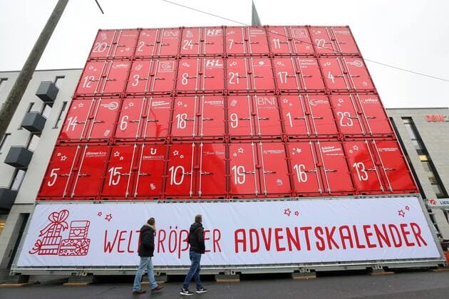Weltgrößter freistehender Adventskalender aus 30 Schiffscontainern wir in Dortmund vor der evang. Petrikirche aufgebaut. 15 x 13 Meter groß und 64 Tonnen Gesamtgewicht. Ab dem 1.Dezember wird dann täglich um 17:30 ein Christkind von einem Hubsteiger aus ein Tor öffnen. Der Verein „Kinderlachen hat Dortmunder Firmen als Sponsoren zum Container- Ankauf gewonnen, deren Geld in die Hilfsprojekte des Vereins läuft. Dortmund, 11.11.2016