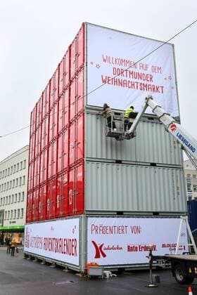 Weltgrößter freistehender Adventskalender aus 30 Schiffscontainern wir in Dortmund vor der evang. Petrikirche aufgebaut. 15 x 13 Meter groß und 64 Tonnen Gesamtgewicht. Ab dem 1.Dezember wird dann täglich um 17:30 ein Christkind von einem Hubsteiger aus ein Tor öffnen. Der Verein „Kinderlachen hat Dortmunder Firmen als Sponsoren zum Container- Ankauf gewonnen, deren Geld in die Hilfsprojekte des Vereins läuft. Dortmund, 11.11.2016
