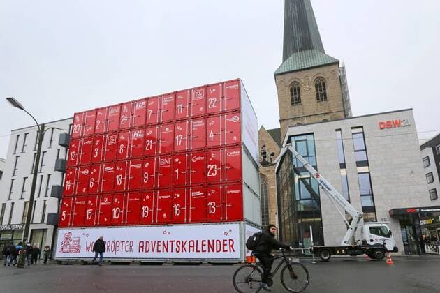Weltgrößter freistehender Adventskalender aus 30 Schiffscontainern wir in Dortmund vor der evang. Petrikirche aufgebaut. 15 x 13 Meter groß und 64 Tonnen Gesamtgewicht. Ab dem 1.Dezember wird dann täglich um 17:30 ein Christkind von einem Hubsteiger aus ein Tor öffnen. Der Verein „Kinderlachen hat Dortmunder Firmen als Sponsoren zum Container- Ankauf gewonnen, deren Geld in die Hilfsprojekte des Vereins läuft. Dortmund, 11.11.2016