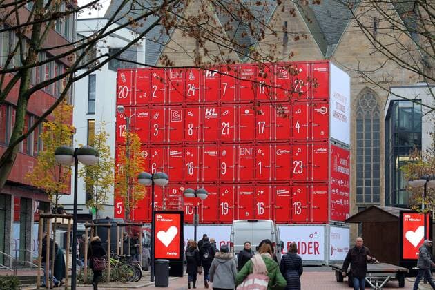 Weltgrößter freistehender Adventskalender aus 30 Schiffscontainern wir in Dortmund vor der evang. Petrikirche aufgebaut. 15 x 13 Meter groß und 64 Tonnen Gesamtgewicht. Ab dem 1.Dezember wird dann täglich um 17:30 ein Christkind von einem Hubsteiger aus ein Tor öffnen. Der Verein „Kinderlachen hat Dortmunder Firmen als Sponsoren zum Container- Ankauf gewonnen, deren Geld in die Hilfsprojekte des Vereins läuft. Dortmund, 11.11.2016