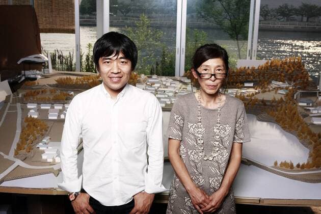 Architektur von SANAA Jun 25, 2009 - Tokyo, Japan - RYUE NISHIZAWA, left, and KAZUYO SEJIMA of SANAA in their Tokyo office.Ê Every year since 2000, the Serpentine Gallery in London commissions a globally notable architect who has not yet built in the U.K. to design a summer pavilion in their garden in Kensington. The Serpentine Gallery Pavilion 2009 was designed by Kazuyo Sejima and Ryue Nishizawa of leading Japanese architecture practice SANAA - ZUMAks1_ 20090625_mda_ks1_799