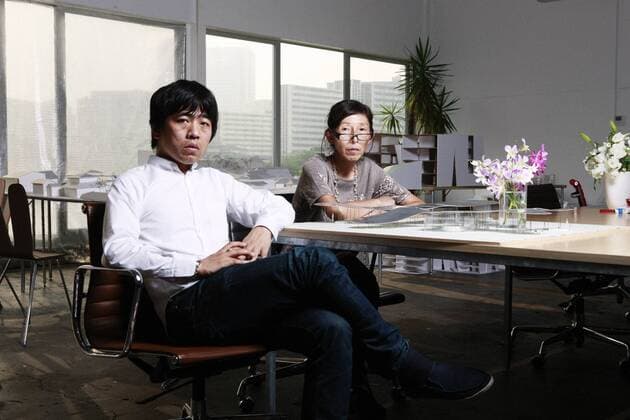 Architektur von SANAA Jun 25, 2009 - Tokyo, Japan - RYUE NISHIZAWA, left, and KAZUYO SEJIMA of SANAA in their Tokyo office.Ê Every year since 2000, the Serpentine Gallery in London commissions a globally notable architect who has not yet built in the U.K. to design a summer pavilion in their garden in Kensington. The Serpentine Gallery Pavilion 2009 was designed by Kazuyo Sejima and Ryue Nishizawa of leading Japanese architecture practice SANAA - ZUMAks1_ 20090625_mda_ks1_806