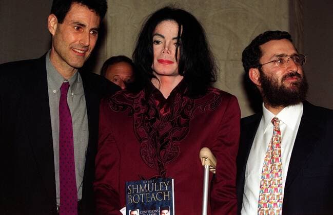 GLOBE PHOTOS,INC. DM043501 05.03.2001 LONDON.URI GELLER, MICHAEL JACKSON & RABBI SHMULEY BOTEACH.-BOOK LAUNCH OF Ã CONFESSIONS OF A RABBI AND A PSYCHICÃ BY HIS LATEST GURU RABBI SHMULEY BOTEACH & URI GELLER - ZUMAg49_ 20090626_zaf_g49_007