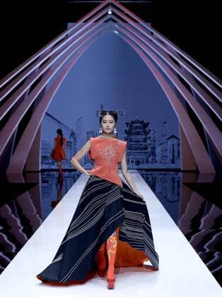 WUHAN, Nov. 11, 2016 -- A model presents a creation designed by Liu Wei during the opening ceremony of the 2016 Wuhan Fashion Week in Wuhan, capital of central China s Hubei Province, Nov. 11, 2016. 2016 Wuhan Fashion Week kicks off here on Nov. 11 and runs until Nov. 15. )(wsw) CHINA-WUHAN-FASHION WEEK (CN) ChenxJianli 