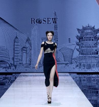 WUHAN, Nov. 11, 2016 -- A model presents a creation designed by Liu Wei during the opening ceremony of the 2016 Wuhan Fashion Week in Wuhan, capital of central China s Hubei Province, Nov. 11, 2016. 2016 Wuhan Fashion Week kicks off here on Nov. 11 and runs until Nov. 15. )(wsw) CHINA-WUHAN-FASHION WEEK (CN) ChenxJianli 