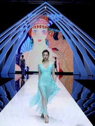 WUHAN, Nov. 11, 2016 -- A model presents a creation designed by Celine Bolton from France during the opening ceremony of the 2016 Wuhan Fashion Week in Wuhan, capital of central China s Hubei Province, Nov. 11, 2016. 2016 Wuhan Fashion Week kicks off here on Nov. 11 and runs until Nov. 15. )(wsw) CHINA-WUHAN-FASHION WEEK (CN) ChenxJianli 