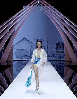 WUHAN, Nov. 11, 2016 -- A model presents a creation designed by Liu Wei during the opening ceremony of the 2016 Wuhan Fashion Week in Wuhan, capital of central China s Hubei Province, Nov. 11, 2016. 2016 Wuhan Fashion Week kicks off here on Nov. 11 and runs until Nov. 15. )(wsw) CHINA-WUHAN-FASHION WEEK (CN) ChenxJianli 