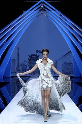 WUHAN, Nov. 11, 2016 -- A model presents a creation designed by Liu Wei during the opening ceremony of the 2016 Wuhan Fashion Week in Wuhan, capital of central China s Hubei Province, Nov. 11, 2016. 2016 Wuhan Fashion Week kicks off here on Nov. 11 and runs until Nov. 15. )(wsw) CHINA-WUHAN-FASHION WEEK (CN) ChenxJianli 