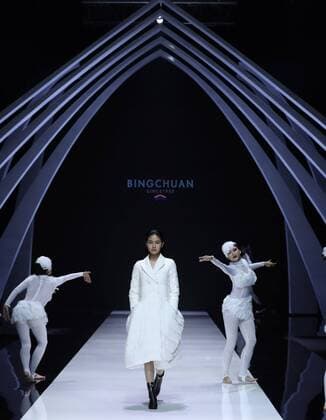 WUHAN, Nov. 11, 2016 -- A model presents a creation designed by Li Zhen during the opening ceremony of the 2016 Wuhan Fashion Week in Wuhan, capital of central China s Hubei Province, Nov. 11, 2016. 2016 Wuhan Fashion Week kicks off here on Nov. 11 and runs until Nov. 15. )(wsw) CHINA-WUHAN-FASHION WEEK (CN) ChenxJianli 