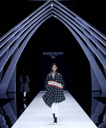 WUHAN, Nov. 11, 2016 -- A model presents a creation designed by Li Zhen during the opening ceremony of the 2016 Wuhan Fashion Week in Wuhan, capital of central China s Hubei Province, Nov. 11, 2016. 2016 Wuhan Fashion Week kicks off here on Nov. 11 and runs until Nov. 15. )(wsw) CHINA-WUHAN-FASHION WEEK (CN) ChenxJianli 