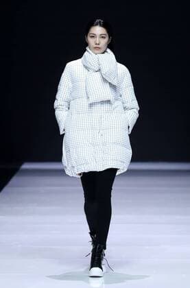 WUHAN, Nov. 11, 2016 -- A model presents a creation designed by Li Zhen during the opening ceremony of the 2016 Wuhan Fashion Week in Wuhan, capital of central China s Hubei Province, Nov. 11, 2016. 2016 Wuhan Fashion Week kicks off here on Nov. 11 and runs until Nov. 15. )(wsw) CHINA-WUHAN-FASHION WEEK (CN) ChenxJianli 