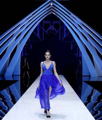 WUHAN, Nov. 11, 2016 -- A model presents a creation designed by Celine Bolton from France during the opening ceremony of the 2016 Wuhan Fashion Week in Wuhan, capital of central China s Hubei Province, Nov. 11, 2016. 2016 Wuhan Fashion Week kicks off here on Nov. 11 and runs until Nov. 15. )(wsw) CHINA-WUHAN-FASHION WEEK (CN) ChenxJianli 