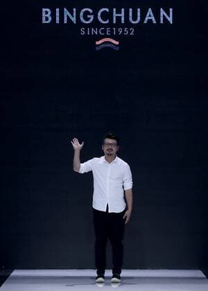 WUHAN, Nov. 11, 2016 -- Designer Li Zhen makes his curtain call during the opening ceremony of the 2016 Wuhan Fashion Week in Wuhan, capital of central China s Hubei Province, Nov. 11, 2016. 2016 Wuhan Fashion Week kicks off here on Nov. 11 and runs until Nov. 15. )(wsw) CHINA-WUHAN-FASHION WEEK (CN) ChenxJianli 