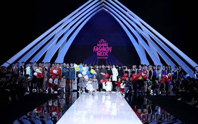 WUHAN, Nov. 11, 2016 -- Models make the curtain call during the opening ceremony of the 2016 Wuhan Fashion Week in Wuhan, capital of central China s Hubei Province, Nov. 11, 2016. 2016 Wuhan Fashion Week kicks off here on Nov. 11 and runs until Nov. 15. )(wsw) CHINA-WUHAN-FASHION WEEK (CN) ChenxJianli 