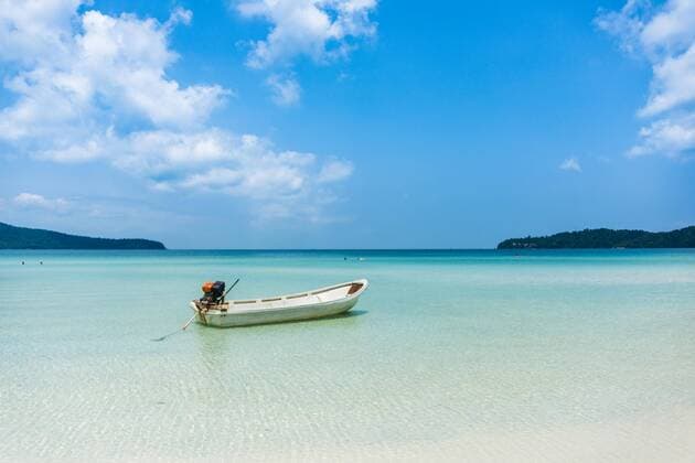 Idyllischer Sandstrand mit Motorboot, türkisfarbenes Wasser, Saracen Bay, Koh Rong Sanloem, Koh Rong Samloem, Krong Preah Sihanouk, Sihanoukville, Preah Sihanouk, Kambodscha, Asien Copyright: imageBROKER/ValentinxWolf ibxvfw04406606.jpg
