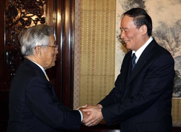090707) -- BEIJING, July 7, 2009 -- Chinese Vice Premier Wang Qishan (R) meets with Toyota s honorary chairman Shoichiro Toyoda in Beijing, capital of China, July 7, 2009. Yao Dawei) (gj)  - ZUMAx10_ 20090707_zaf_x10_065
