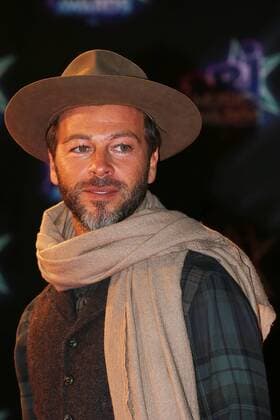 213403 Francois Glories Starface 2016-11-12 Cannes France NRJ Music Awards 2016. FRANCE Cannes 12-11-2016. Le chanteur Français Christophe Mae et sa femme arrivent an Nrj Music award 18 iemé édition.  Copyright: xFrancoisxGloriesx xStarfacex STAR_213403_226