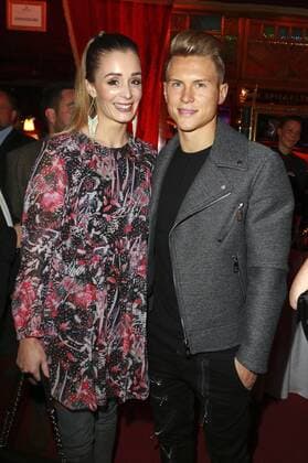 Matthias Ostrzolek mit Freundin Ann-Kathrin Ertl bei der Cornelia Poletto Palazzo Gala Premiere im Spiegelsaal auf dem Deichtorplatz. Hamburg, 12.11.2016 Foto:xgbrcix xFuturexImage